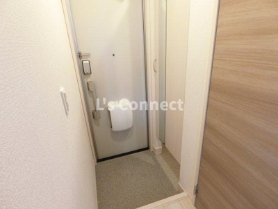 【玄関】 | プルミエール | 背の高い下駄箱には鏡付きで身だしなみチェック。