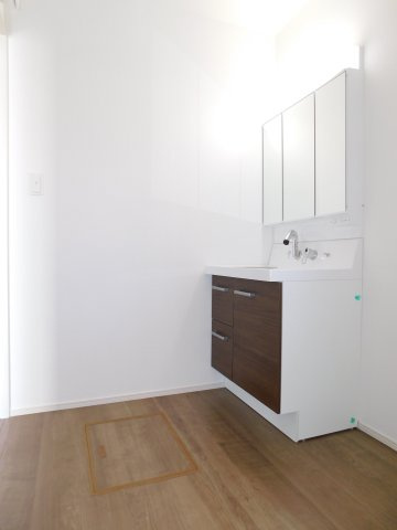 海部郡大治町大字長牧字中道の新築一戸建のランドリースペース|◇洗面室◇　　三面鏡シャンプードレッサー　広いランドリースペース♪