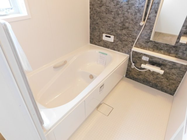 海部郡大治町大字長牧字中道の新築一戸建の浴室|◇浴室◇　　広い１坪サイズ・浴室暖房乾燥機・追い焚き機能付・ゆったり断熱浴槽・オートバス・バリアフリー・浴室窓あり　カウンターは取り外し可能でお手入れらくらく♪