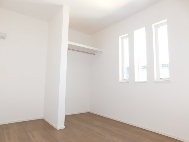 海部郡大治町大字長牧字中道の新築一戸建の洋室|◇２階洋室◇　　明るい洋室５．２帖　全居室収納完備♪