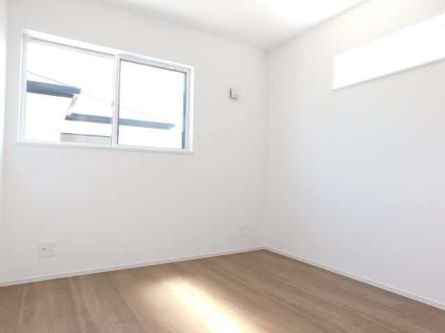 海部郡大治町大字長牧字中道の新築一戸建の洋室|◇２階洋室◇　　南面を含む２面採光で明るい洋室５．０帖　全居室収納完備♪