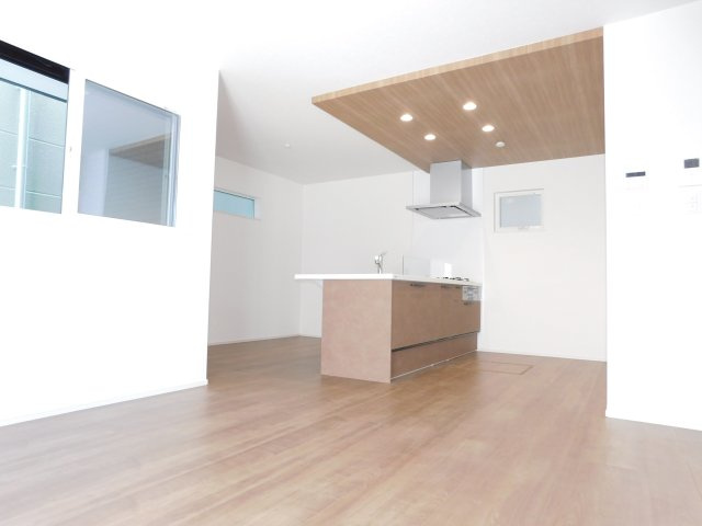 海部郡大治町大字長牧字中道の新築一戸建の居間・リビング|◇リビング◇　　南面を含む３面採光で明るいリビング１６．０帖　ＬＤＫ横にワークスペースが併設♪　書斎やキッズスペースなどにご活用いただけます♪