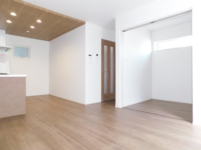 海部郡大治町大字長牧字中道の新築一戸建の居間・リビング|◇リビング◇　　南面を含む３面採光で明るいリビング１６．０帖　ご家族が自然と集まる広々ＬＤＫ♪