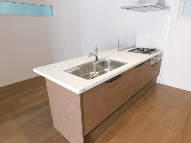 海部郡大治町大字長牧字中道の新築一戸建のキッチン|◇キッチン◇　　人気の対面式・人造大理石カウンター・浄水機能付ハンドシャワー・静音仕様シンク・薄型換気扇・Ｓｉセンサーコンロ（３口）・床下収納庫付き