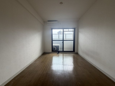 【居間・リビング】 | リヴェール・エスト | 写真はリフォーム工事前の状態です（2026年3月2日撮影）