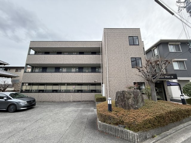 ジュネス・ブランドール