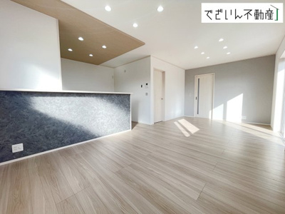 【居間・リビング】 | 深谷市小前田　新築住宅 | ≪5号棟≫広がるやすらぎのプライベート空間。大きい窓から射しこむ眩い光が、広々としたリビング空間を鮮やかに映し出します。
現地(2026年3月撮影)