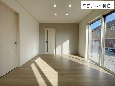 【居間・リビング】 | 深谷市小前田　新築住宅 | ≪5号棟≫南からたっぷり差し込む陽光が、家族の団らんをあたたかく照らす。広々としたLDKは、子どもが走り回っても余裕のある安心空間です。
現地(2026年3月撮影)