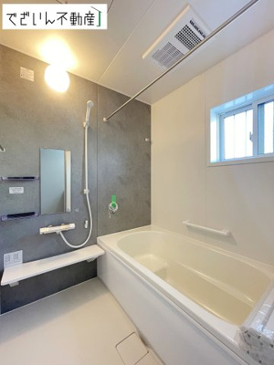 【浴室】 | 深谷市小前田　新築住宅 | ≪5号棟≫清潔感のあるバスルームは、忙しい毎日の中でほっと一息つける場所。育児の合間に、心も体もリセットできる大切な時間が生まれます。
現地(2026年3月撮影)