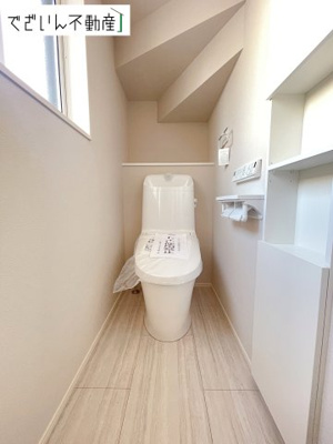 【トイレ】 | 深谷市小前田　新築住宅 | ≪5号棟≫シンプルで清潔感のある空間は、毎日使う場所だからこそ嬉しい。家族みんなが快適に過ごせる工夫が詰まっています。
現地(2026年3月撮影)