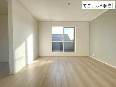 【洋室】 | 深谷市小前田　新築住宅 | ≪5号棟≫夫婦の寝室としても使える落ち着いた居室。育児の合間にほっと一息つける、静かな時間を守ってくれます。
現地(2026年3月撮影)