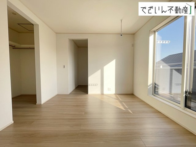 【洋室】 | 深谷市小前田　新築住宅 | ≪5号棟≫センスが求められるプライベート空間だからこそ、自分の個性を飾るにふさわしい癒しと寛ぎの空間を演出します。
現地(2026年3月撮影)