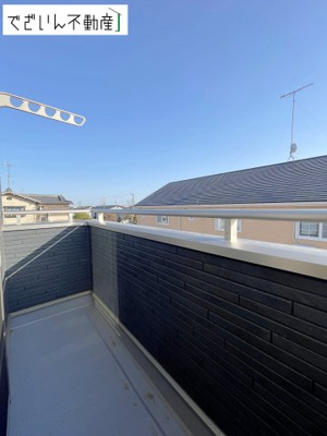 【バルコニー】 | 深谷市小前田　新築住宅 | ≪5号棟≫ずっと太陽を感じる事ができるのは、遮るものが視界に無いから。彼方に広がる風景が絵画のように広がります。
現地(2026年3月撮影)