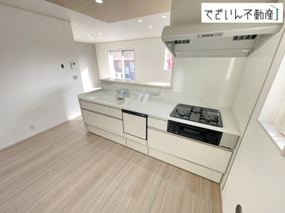 【キッチン】 | 深谷市小前田　新築住宅 | ≪5号棟≫共働きでも無理なく使える効率的なレイアウト。夕食の準備も、家族の会話を楽しみながら進められる、心地よいキッチンです。
現地(2026年3月撮影)