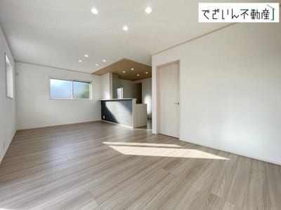 【居間・リビング】 | 深谷市小前田　新築住宅 | ≪5号棟≫細部まで丁寧に仕上げられた内装が、日々の生活を豊かに彩ります。家族の思い出が増えていく場所に。
現地(2026年3月撮影)