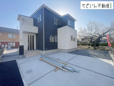 【外観】 | 深谷市小前田　新築住宅 | ≪5号棟≫街並みに馴染む、シンプルで洗練された佇まい。暮らしにちょっとした遊び心を添えてくれるお家です。
現地(2026年3月撮影)