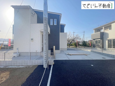 【外観】 | 深谷市小前田　新築住宅 | ≪5号棟≫穏やかな佇まいが、家族の新しい日常を優しく包み込む。静かな街並みに、安心して子育てできる環境が整っています。
現地(2026年3月撮影)