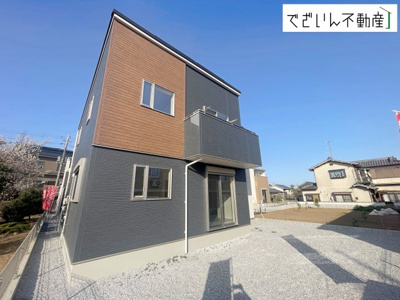 【外観】 | 深谷市小前田　新築住宅 | ≪5号棟≫南向きの穏やかな佇まいが、家族の新しい日常を優しく包み込む。静かな街並みに、安心して子育てできる環境が整っています。
現地(2026年3月撮影)