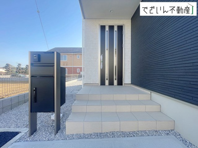 【玄関】 | 深谷市小前田　新築住宅 | ≪5号棟≫穏やかな佇まいが、家族の新しい日常を優しく包み込む。静かな街並みに、安心して子育てできる環境が整っています。
現地(2026年3月撮影)