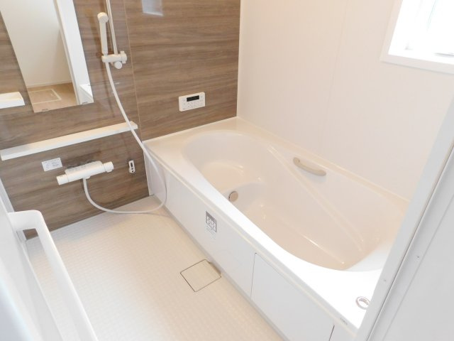 海部郡蟹江町学戸１丁目の新築一戸建の浴室|◇浴室◇　　広い１坪サイズ・浴室暖房乾燥機・追い焚き機能付・ゆったり浴槽・断熱浴槽・オートバス・バリアフリー・浴室窓あり