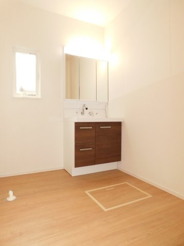 海部郡蟹江町学戸１丁目の新築一戸建の独立洗面台|◇洗面室◇　　三面鏡シャンプードレッサー　くもり止め仕様　嬉しい窓付き♪