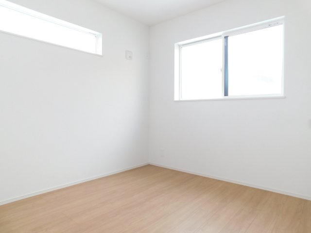 海部郡蟹江町学戸１丁目の新築一戸建の洋室|◇洋室◇　　２面採光で明るい洋室約４．５帖　　全居室収納完備♪