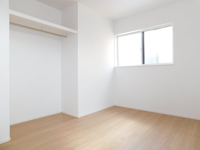 海部郡蟹江町学戸１丁目の新築一戸建の洋室|◇洋室◇　　２面採光で明るい洋室約６．０帖　　全居室収納完備♪