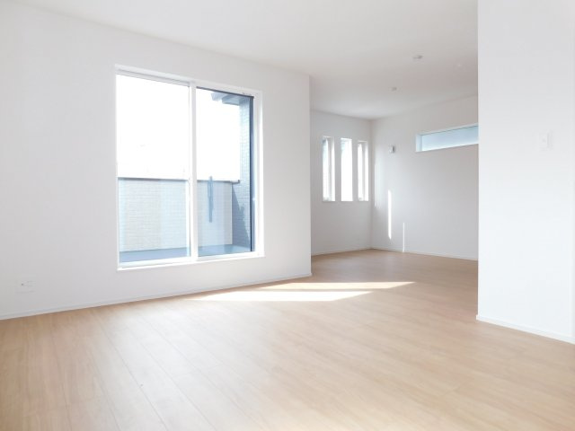 海部郡蟹江町学戸１丁目の新築一戸建の洋室|◇２階洋室◇　　２面採光で嬉しい洋室約７．０帖　　全居室収納完備♪　開口を開くことで最大１２．７帖の広々空間♪　バルコニー利用可！