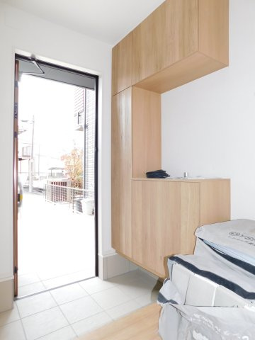 海部郡蟹江町学戸１丁目の新築一戸建の玄関|◇玄関収納◇　　玄関がスッキリ片付く大容量収納♪