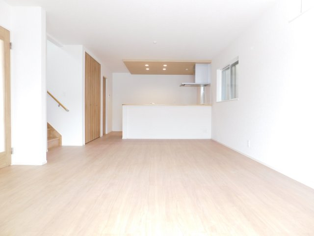 海部郡蟹江町学戸１丁目の新築一戸建の居間・リビング|◇リビング◇　　南面を含む２面採光で広くて明るいリビング２１．５帖！　リビングの様子が見渡せる対面キッチン♪