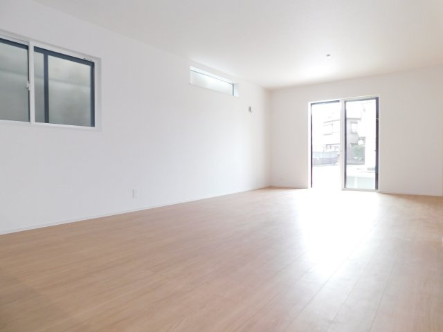 海部郡蟹江町学戸１丁目の新築一戸建の居間・リビング|◇リビング◇　　南面を含む２面採光で広くて明るいリビング２１．５帖！　リビング収納完備！　陽当たり良好で明るい空間には自然と家族が集まります♪