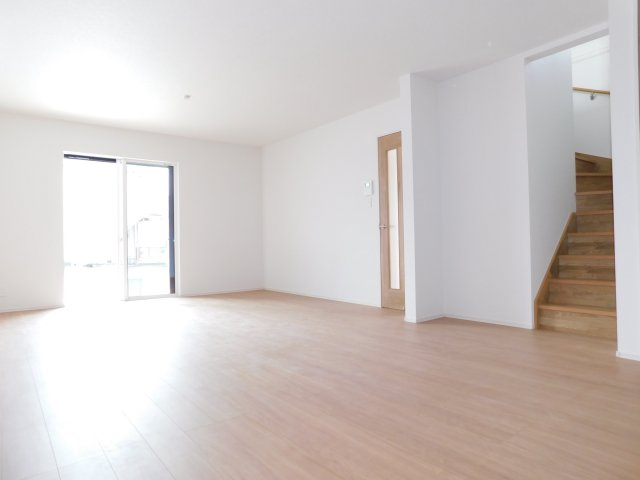 海部郡蟹江町学戸１丁目の新築一戸建の居間・リビング|◇リビング◇　　南面を含む２面採光で広くて明るいリビング２１．５帖！　家族のコミュニケーションが自然と増えるリビング階段♪