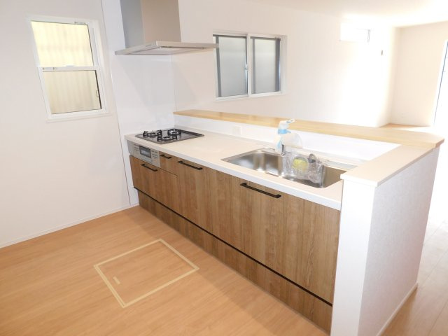 海部郡蟹江町学戸１丁目の新築一戸建のキッチン|◇キッチン◇　　人気の対面式・人造大理石カウンター・浄水機能付ハンドシャワー・静音仕様シンク・薄型換気扇・Ｓｉセンサーコンロ（３口）・前面コンセント完備・床下収納庫付き