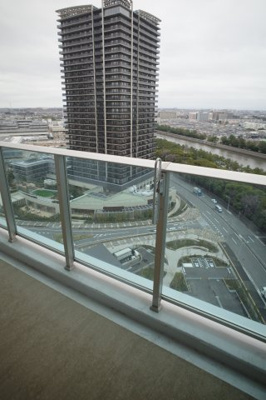 【バルコニー】 | 幕張ベイパークライズゲートタワー | 暮らしに特別感を添えるリバービューの眺望