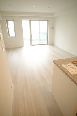 【居間・リビング】 | 幕張ベイパークライズゲートタワー | 広いリビングルームは床暖房システム搭載