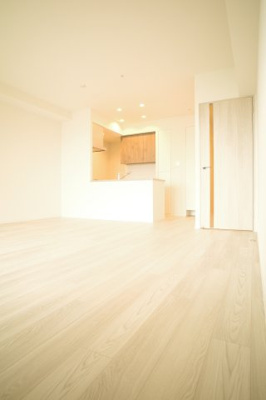 【居間・リビング】 | 幕張ベイパークライズゲートタワー | 高い天井で開放感のある空間に。