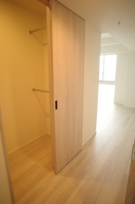 【洋室】 | 幕張ベイパークライズゲートタワー | 8.8錠の洋室入口にステップインクローク。