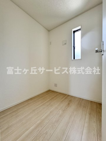 【洋室】 | 焼津市中根 新築一戸建て 3号棟 | 在宅ワークも快適なテレワークルームです
