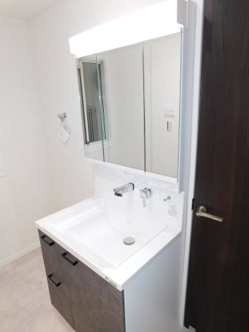 名古屋市西区宝地町の中古一戸建の独立洗面台|◇洗面脱衣室◇　　新品交換　三面鏡洗面台