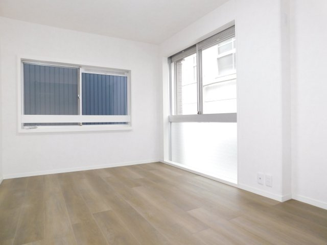 名古屋市西区宝地町の中古一戸建の洋室|◇２階洋室◇　　２面採光で明るい洋室約６．５帖　収納完備！　バルコニー付き♪（２０２５年１２月リフォーム済）