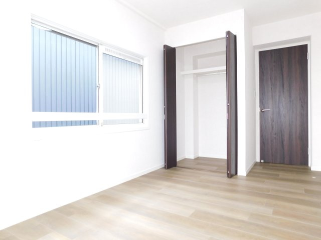 名古屋市西区宝地町の中古一戸建の洋室|◇３階洋室◇　　２面採光で明るい洋室　収納完備！　バルコニー付き♪（２０２５年１２月リフォーム済）