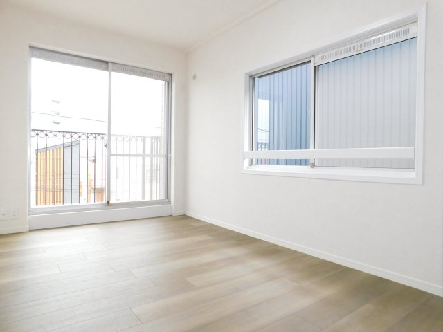 名古屋市西区宝地町の中古一戸建の洋室|◇３階洋室◇　　２面採光で明るい洋室　収納完備！　バルコニー付き♪（２０２５年１２月リフォーム済）