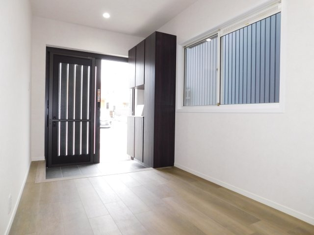 名古屋市西区宝地町の中古一戸建の玄関|◇玄関ホール◇　　広い玄関ホール♪　家族の靴などをしっかりと収納できます！（２０２５年１２月リフォーム済）