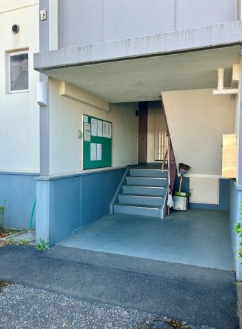 吹上団地７－４棟のエントランス