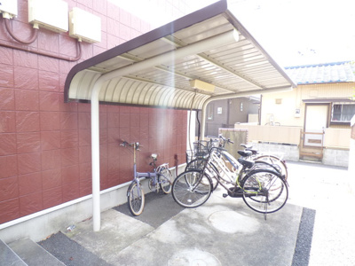 屋根付きの駐輪場があります。