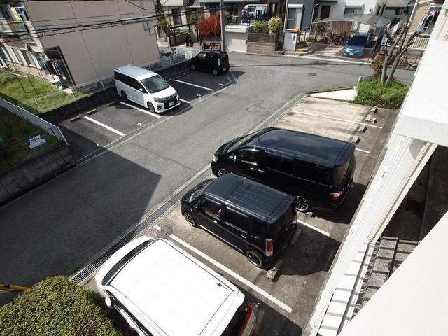 レジデンス桜ヶ丘の駐車場