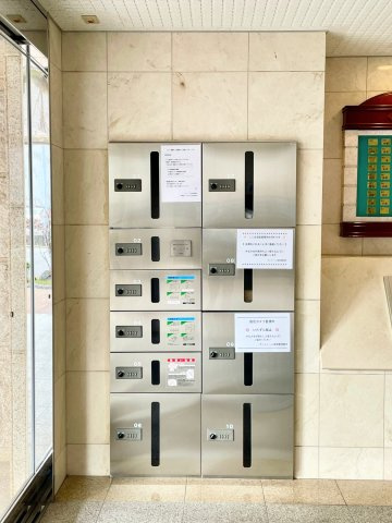 サントノーレ高須のその他共用部分|不在時の荷物の受け取りに便利な宅配ボックスが設置されています。
