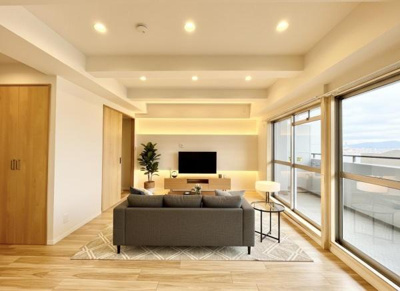 【居間・リビング】 | 朝日プラザ松原Ｄ棟 | 【家具配置イメージ画像】ラグやソファで雰囲気を変えたりいろんなアレンジが楽しめます！