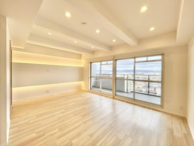 【居間・リビング】 | 朝日プラザ松原Ｄ棟 | 家族の一体感を感じられるLDK！家族と過ごす時間を大切にする方にぴったりの住空間です♪