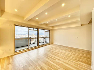 【居間・リビング】 | 朝日プラザ松原Ｄ棟 | ここにはみんなが集い、食事と楽しい会話が始まる。話に夢中になりすぎて、ついつい時を忘れてしまう。そんな束の間の幸せを感じさせてくれる場所。